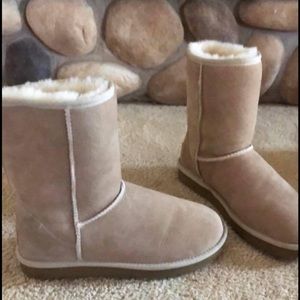 Woman’s Tan UGG boots!